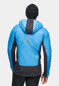 Niebieska i czarna kurtka z kapturem o gładkiej fakturze, wyściełanym plecach, pomarańczowymi akcentami i ściągniętym w talii kroju z odblaskowymi detalami.