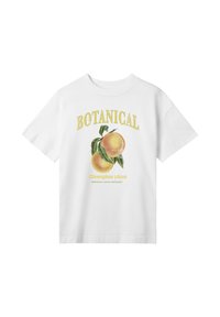 Bílý bavlněný tričko s botanickým potiskem dvou švestek, s textem "BOTANICAL" a "Champion plum" v žluté barvě.