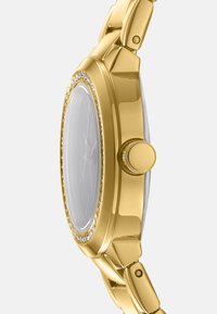 Goldfarbene Uhr mit rundem Gehäuse, klarem Zifferblatt und Kristallakzenten um die Lünette. Verfügt über ein Gliederarmband und eine seitliche Krone.