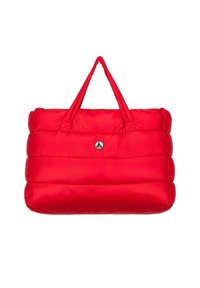 Rode gewatteerde tote bag met twee handvatten, met een zachte textuur en een horizontaal gestikt ontwerp. Een logo is gecentreerd aan de voorkant.