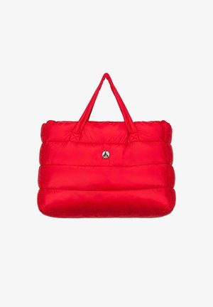 Sac fourre-tout rembourré rouge avec deux poignées, doté d'une texture moelleuse et d'un design matelassé horizontal. Un logo est centré à l'avant.