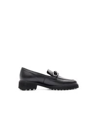 Mocassin en cuir noir avec semelle épaisse à crampons et détail noeud décoratif sur le dessus, vu de côté.