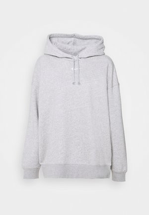 Lichtgrijze pullover met capuchon, trekkoorden, geribde manchetten en zoom, getoond op een effen witte achtergrond.