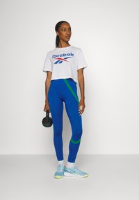 Reebok CROP TEE - Marškinėliai su spaudiniu - white