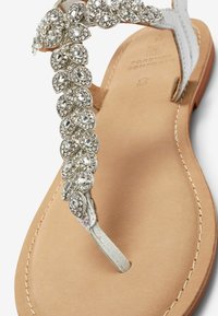 Next FOREVER COMFORTÂ® JEWEL TOE POST SANDALS - Zehentrenner - silver