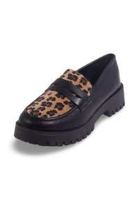 Mocassins en cuir noir avec un devant en tissu à imprimé léopard, dotés de doubles strapes et d'une semelle en caoutchouc épaisse pour une meilleure traction.