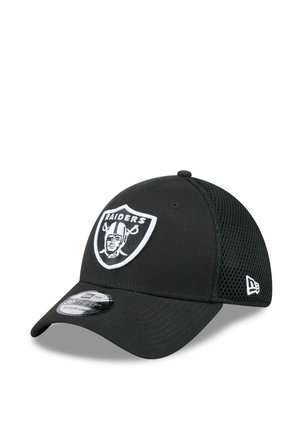 Gorra de béisbol con parte trasera de malla negra, con el logotipo de los Raiders en la parte frontal y el logotipo de New Era en el lateral, con una visera curvada y una etiqueta de tamaño.