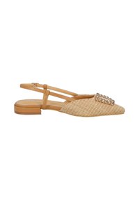 Scarpa ballerina in beige tessuto intrecciato con punta affilata, caratterizzata da una decorazione a catena e un tacco basso color nocciola.