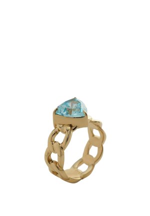 Bague en or avec un large bracelet à maillons épaissis et un gros pendentif en forme de triangle serti d'une pierre précieuse bleu clair.