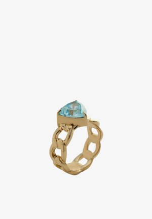Guldring med chunky kædeledsband og stor trekantet lyseblå ædelstensindfatning.