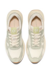 Sneakers con una combinazione di colori verde pallido e crema, caratterizzati da materiali in mesh e suede, lacci rotondi e una suola in gomma testurizzata.