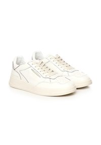 Sneakers bianchi in pelle con cuciture a contrasto, colletto imbottito e suola in gomma testurizzata con dettaglio del logo sul lato.