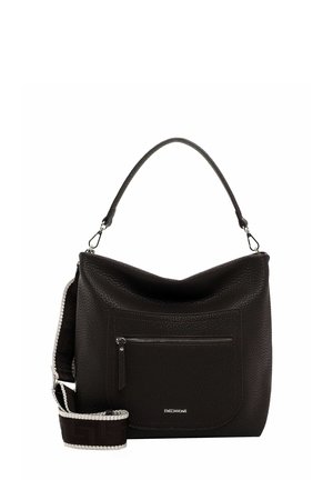 Sac à main en cuir noir texturé avec poche zippée à l’avant, poignée courte et bandoulière large en tissu détachable avec bord blanc.