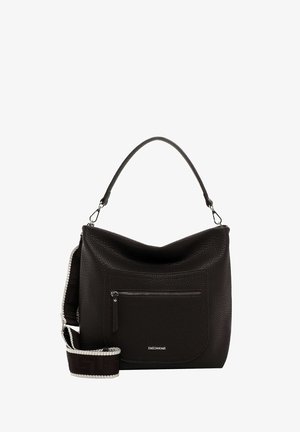 Sac à main en cuir noir texturé avec poche zippée à l’avant, poignée courte et bandoulière large en tissu détachable avec bord blanc.
