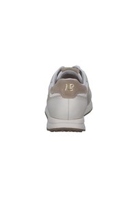 Weißer Sportschuh mit einem strukturierten, braun-beigen Wildlederakzent an der Ferse und hellgrauen Details. Sichtbares Logo nahe der Ferse. Gummisohle.