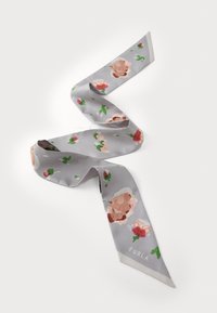 Pañuelo de seda con fondo gris y patrones florales en rosa y rojo, terminado con una sutil etiqueta de marca en un extremo.
