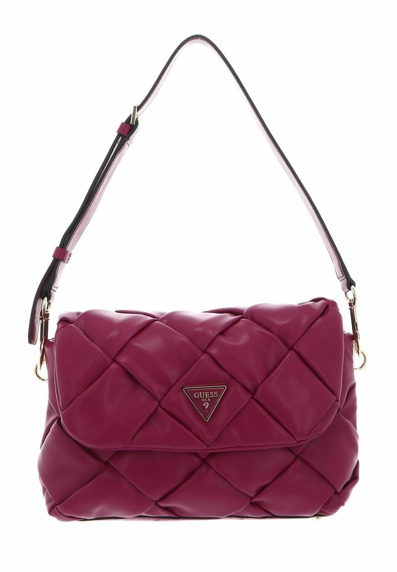 Sac à bandoulière matelassé rose profond avec sangle réglable et plaque triangulaire avec logo Guess sur le rabat avant.