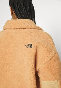 The North Face PLATTE HIGH 1/4 ZIP - Suéter de forro polar - almond butter
