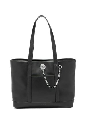 Borsa tote in ecopelle nera con due manici lunghi, una tasca frontale e un'etichetta metallizzata con un accento a catena. Design capiente con texture liscia.