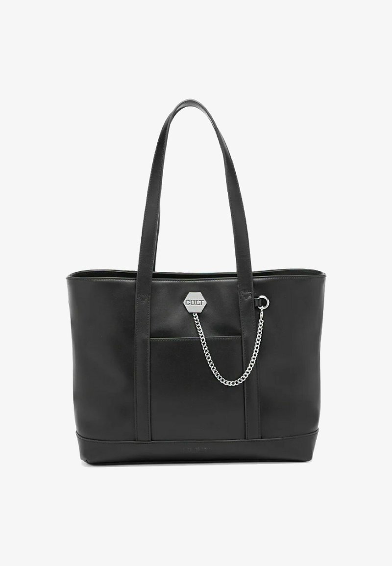 Borsa tote in ecopelle nera con due manici lunghi, una tasca frontale e un'etichetta metallizzata con un accento a catena. Design capiente con texture liscia.