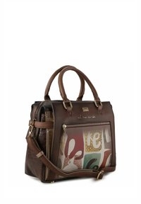 Braune Lederhandtasche mit dekorativem Blumenmuster auf der Vorderseite, zwei oberen Griffen, verstellbarem Schulterriemen und einem Reißverschlussfach.