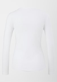 Camisa blanca de manga larga en algodón suave, con cuello redondo, corte ajustado y textura lisa sin patrones ni acentos.