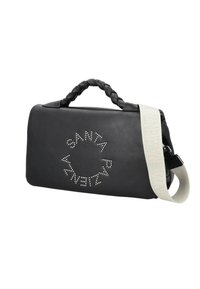 Borsa in pelle nera con manico intrecciato, presenta un logo circolare con borchie e una tracolla regolabile color crema con testo chiaro.