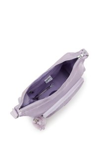 Lila leren pouch met dubbele ritsen, textuurafwerking, binnenzak en een klein bedeltje eraan bevestigd. Binnenvoering in een lichtere tint lila.