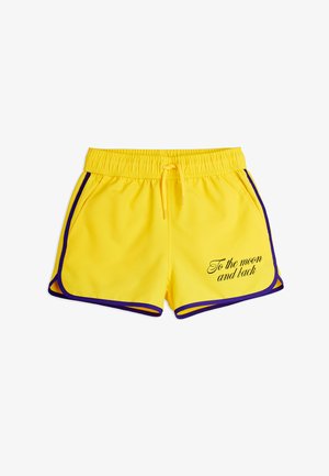 Gele sportshorts met paarse rand, elastische tailleband met trekkoord, zijzakken en de tekst "To the moon and back" op het rechtervoorbeen.