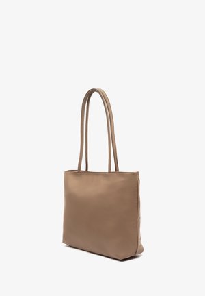 Beige rechthoekige handtas met lange dubbele handvatten en een gladde textuur, rechtopstaand op een witte achtergrond.