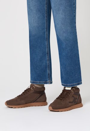 Sneaker alta in suede marrone con dettagli marroni scuri, caratterizzate da una superficie testurizzata, lacci rotondi e una suola in gomma con battistrada.
