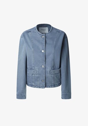 Chaqueta de denim azul claro con cuello redondo, cierre frontal de botones, dos bolsillos laterales y tela de textura suave. Diseño clásico.
