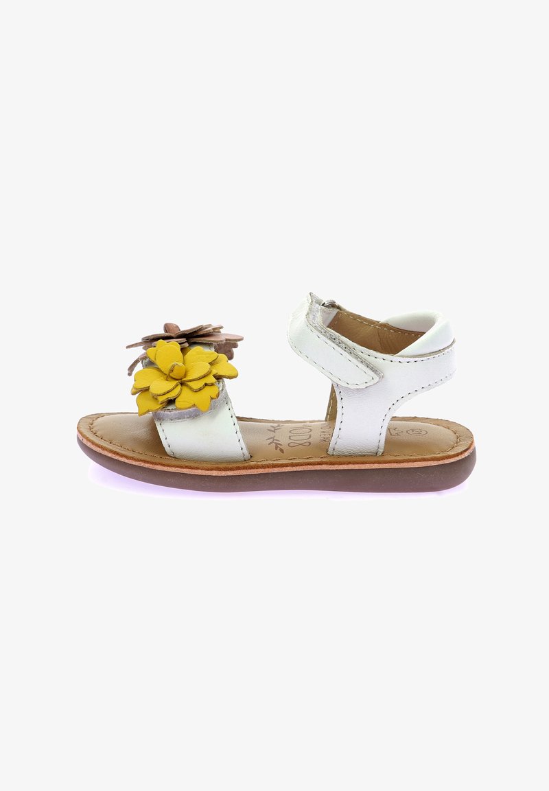 Sandalía de cuero blanco con embellishments florales en amarillo y marrón, con dos correas ajustables y suela marrón.