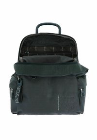 Sac à dos gris foncé avec un tissu texturé, doté d'une poignée sur le dessus, d'une fermeture éclair à l'avant et de bretelles ajustables. L'intérieur comprend plusieurs poches.