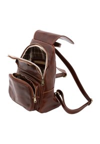 Zaino in pelle marrone con molteplici scomparti con cerniera e una fodera in tessuto a quadri. Caratterizzato da spallacci regolabili e dettagli di cucitura.