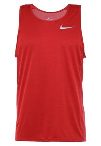 Débardeur de sport rouge sans manches avec un logo Nike blanc sur la poitrine en haut à droite et une doublure en mesh à l'intérieur de l’encolure.