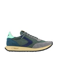 Vista lateral de una zapatilla multicolor con paneles azules, grises y verdes, suela beige y logo "Valsport" en el talón y en la suela.