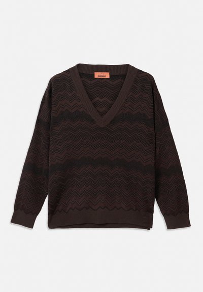 Pullover castanho escuro em formato V com padrão em zigzag preto e punhos e barra canelados, disposto em plano sobre um fundo branco.