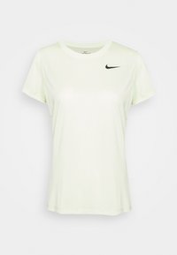 Vihreä, lyhythihainen urheilupaita, joka on valmistettu sileästä kankaasta, ja jossa on musta Nike-swoosh-logo vasemmalla rinnalla.