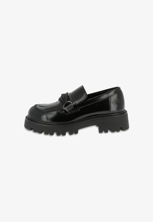 Mocassins en cuir verni noir avec une semelle en caoutchouc texturée et épaisse, présentant un accent de chaîne tressée sur le dessus et un design cousu.