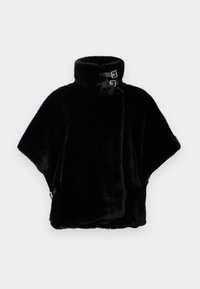 Zwarte faux bont cape met hoge kraag, vastgemaakt door twee zilveren gespen, korte brede mouwen en een zachte, pluche textuur.