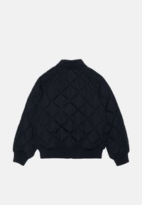 Prošívaná černá bomber bunda s manžetami a límcem z žebrovaného materiálu. Měkká látka s charakteristickým diamantovým vzorem. Volný střih, vhodný pro vrstvení.