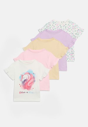 Pet kratkih rukava dječjih majica s naboranim rukavima u bijelom uzorku jednoroga, svijetlo ružičaste, žute, lavande i bijele boje s ružičastim cvjetnim uzorkom.
