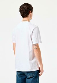 Weekend Offender T-shirts - white