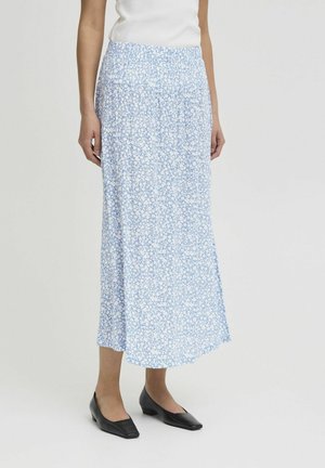 Fustă maxi din țesătură bleu deschis, cu un model floral, talie elastică și o croială lejeră. Asortată cu pantofi negri cu bot pătrat.