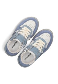 Blauwe en witte sneakers met een bovenwerk van suède en leer, met perforaties, gestructureerde accenten en crèmekleurige veters.