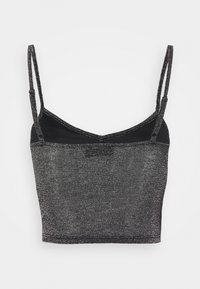 Svart, glittrande croptop med tunna, justerbara band. Har en smidig textur och en figurnära design. Kanterna är prydligt avslutade.