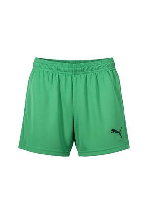 Zielone sportowe spodenki z elastycznym pasem i czarnym logo Puma na dolnej lewej nodze, pokazane na białym tle.