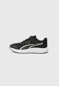 Chaussure de sport noire avec dessus en mesh, accents blancs et sangle Velcro. Conçue avec une semelle rembourrée pour le confort et le soutien.