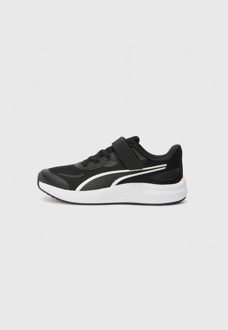 Chaussure de sport noire avec dessus en mesh, accents blancs et sangle Velcro. Conçue avec une semelle rembourrée pour le confort et le soutien.